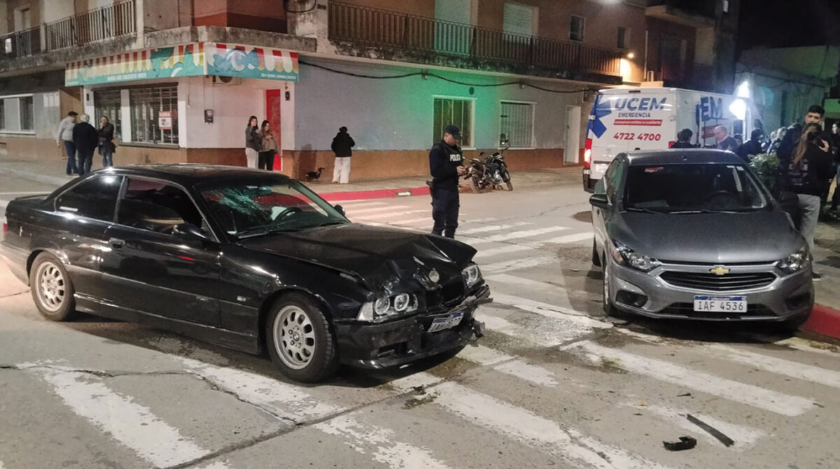 Dos heridos en fuerte choque en cruce de 18 de Julio y Carlos Albo