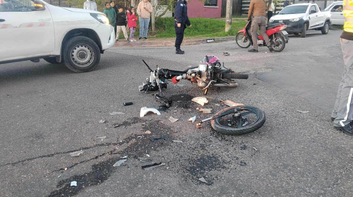 Choque entre una moto y un auto dejó un hombre lesionado