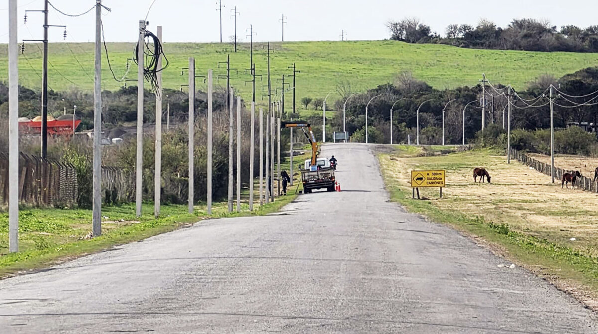 Extienden alumbrado público en el camino a Casa Blanca