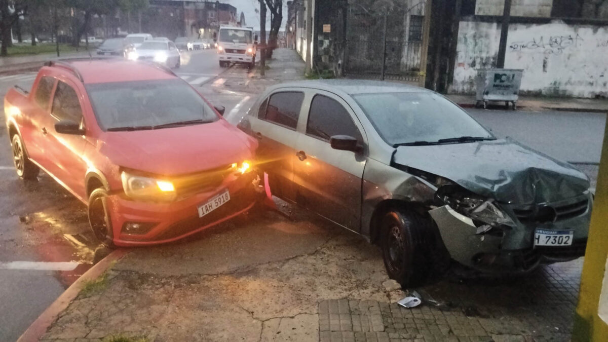 Choque entre una camioneta y un auto terminó contra la fachada de un templo