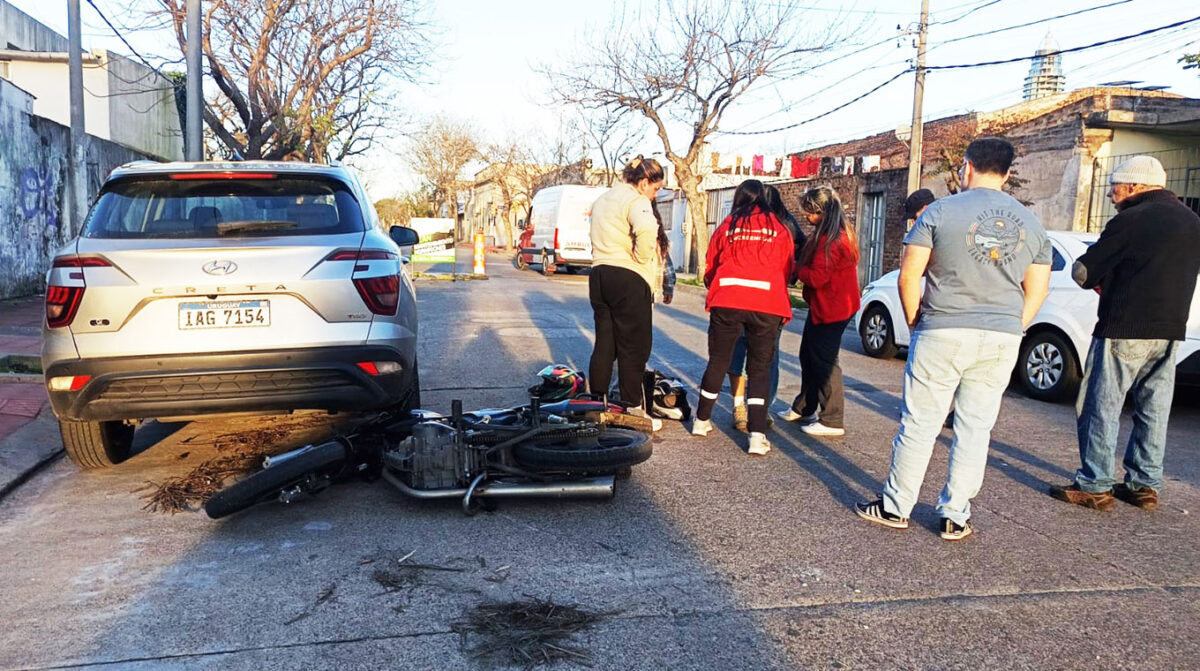 Dos jóvenes lesionadas tras colisión entre una motocicleta y un automóvil
