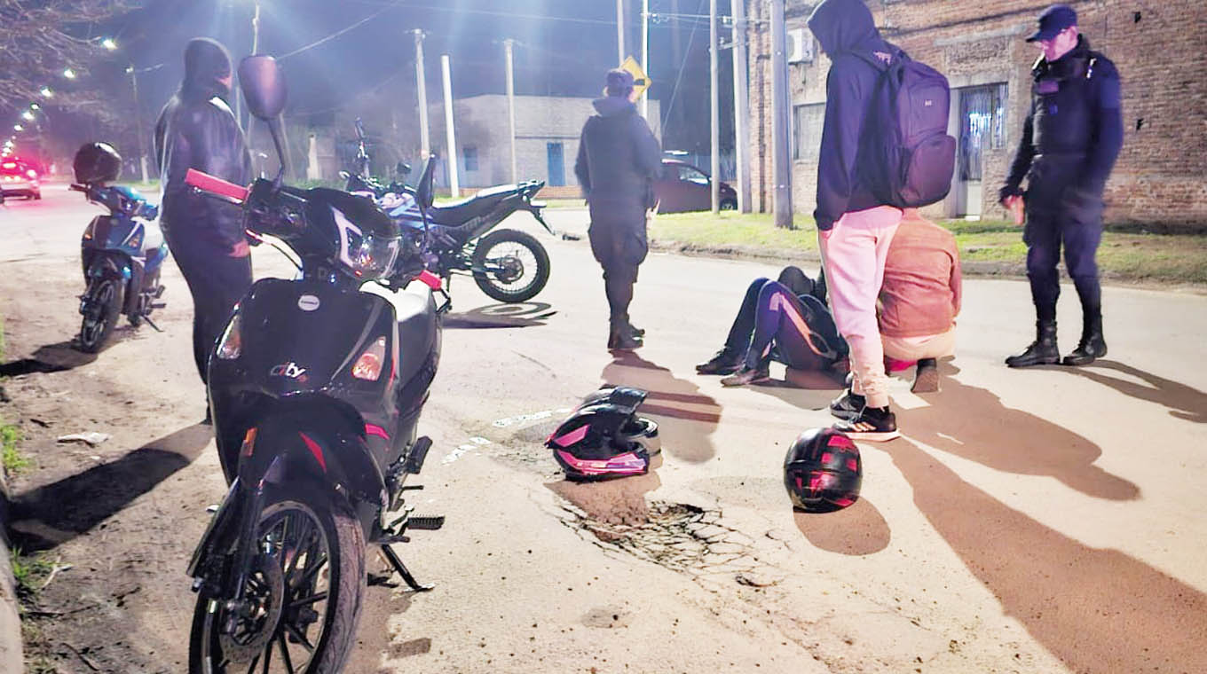 Sufrió una fractura al caer de su moto y ser embestida accidentalmente por su pareja