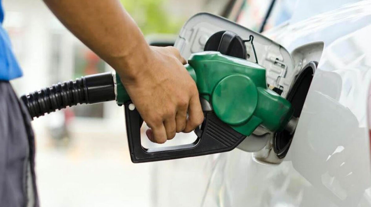 Gobierno mantiene sin cambios los precios de combustibles este mes