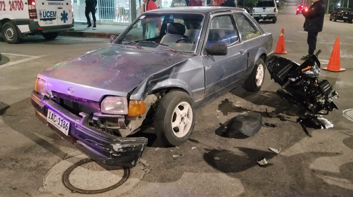 Motociclista politraumatizado en fuerte choque con automóvil