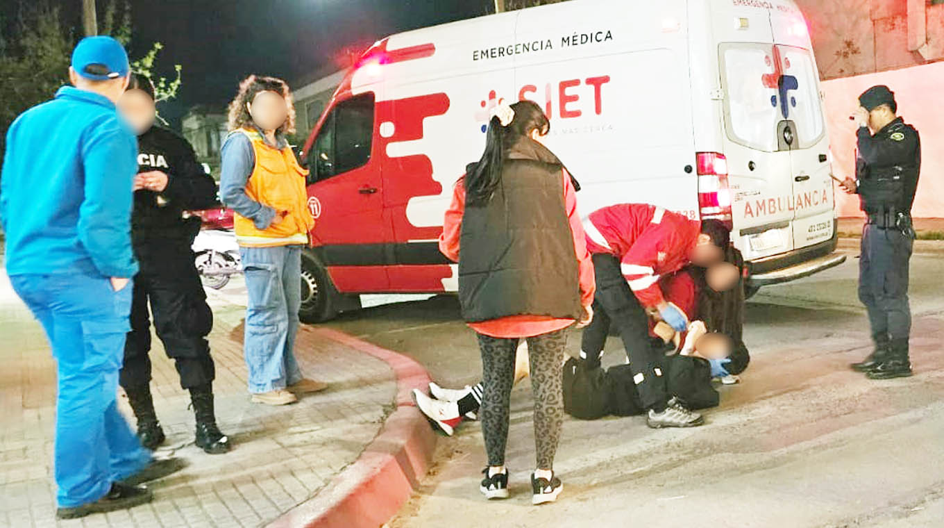 Ciclista politraumatizado al chocar con un automóvil