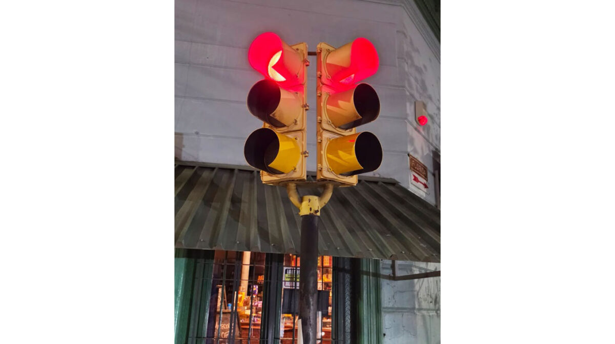Semáforos tendrán dos segundos de luz roja simultánea para reducir siniestros