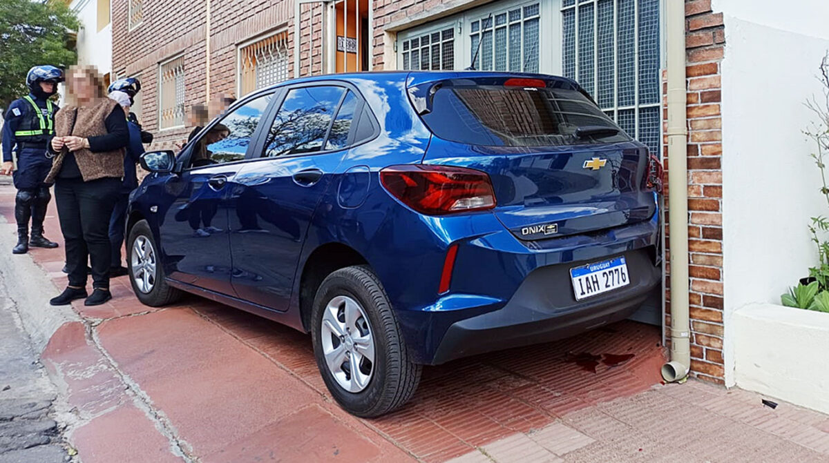 Dejó el auto sin freno y terminó contra una casa