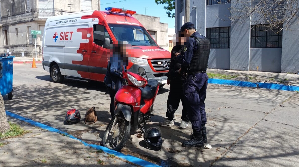 Colisión entre motocicleta y automóvil dejó un herido