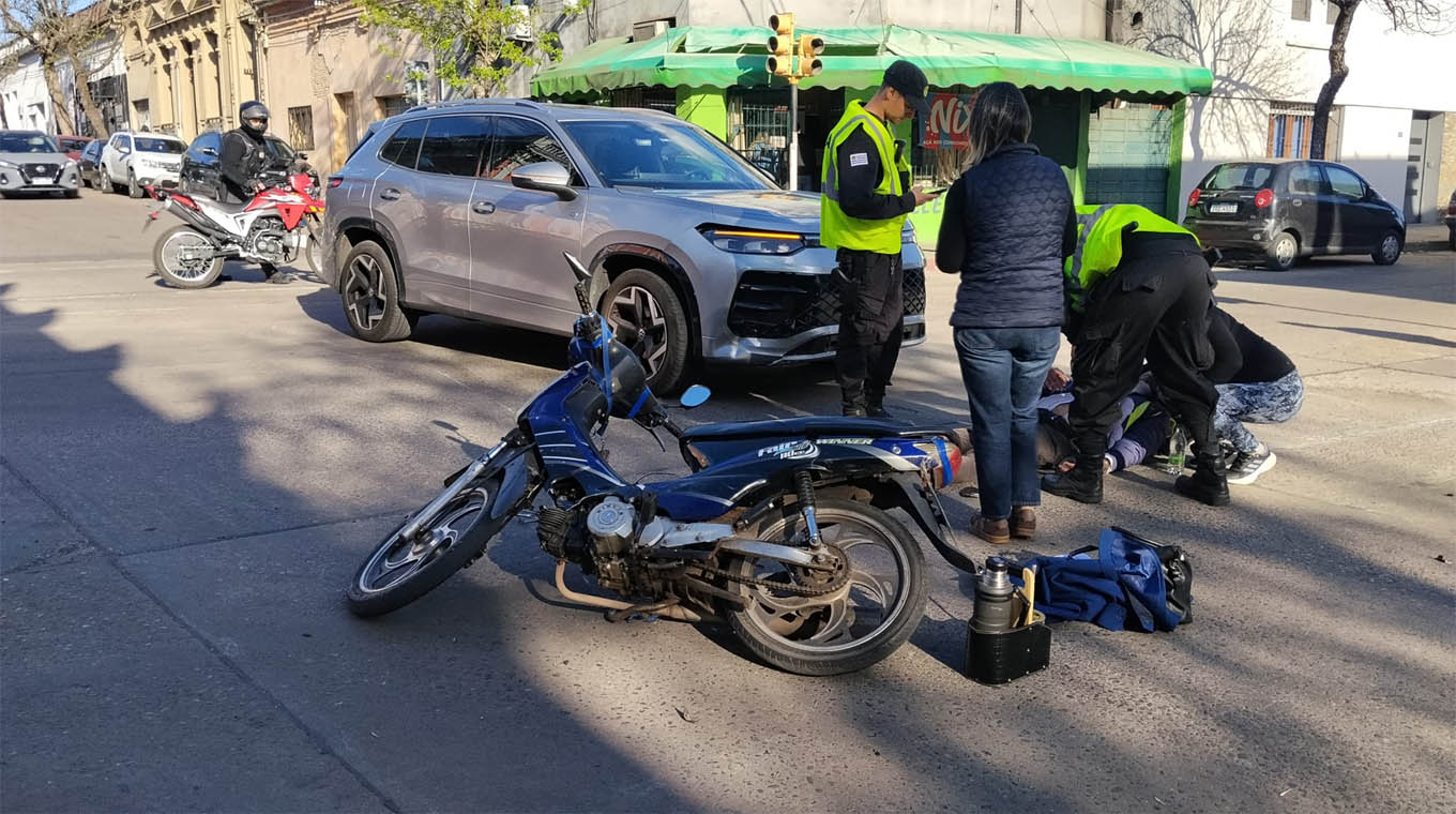 Colisión entre motocicleta y automóvil dejó un herido