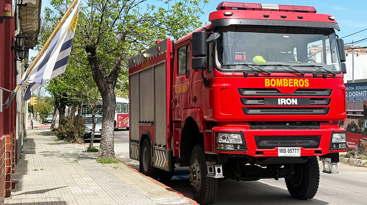 Incendio devastó vivienda y dos vehículos