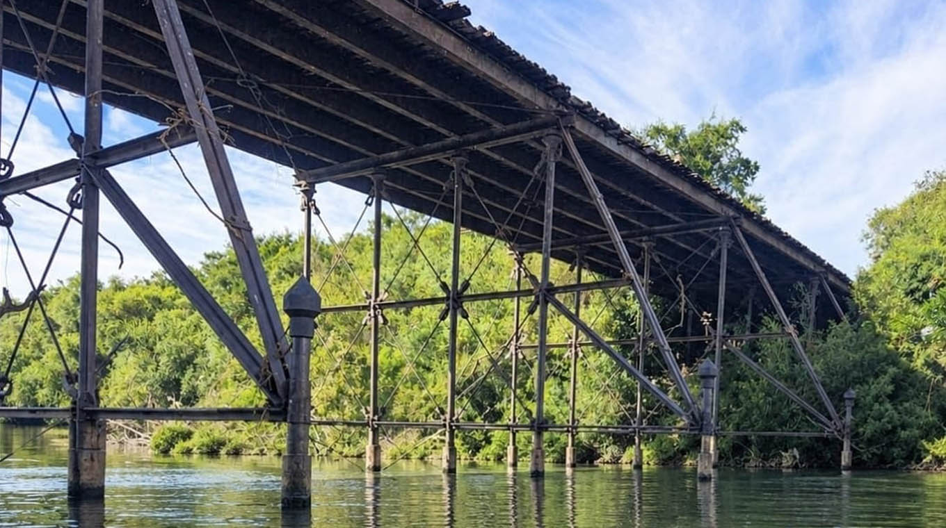 Vecinos reclaman reestructura del puente de tablas, tras vandalización y carga lateral