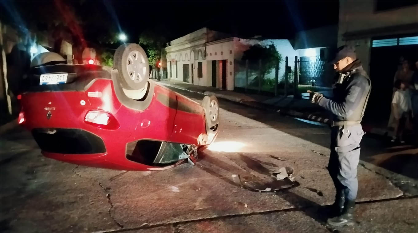 Automóvil volcó tras chocar contra un trailer estacionado