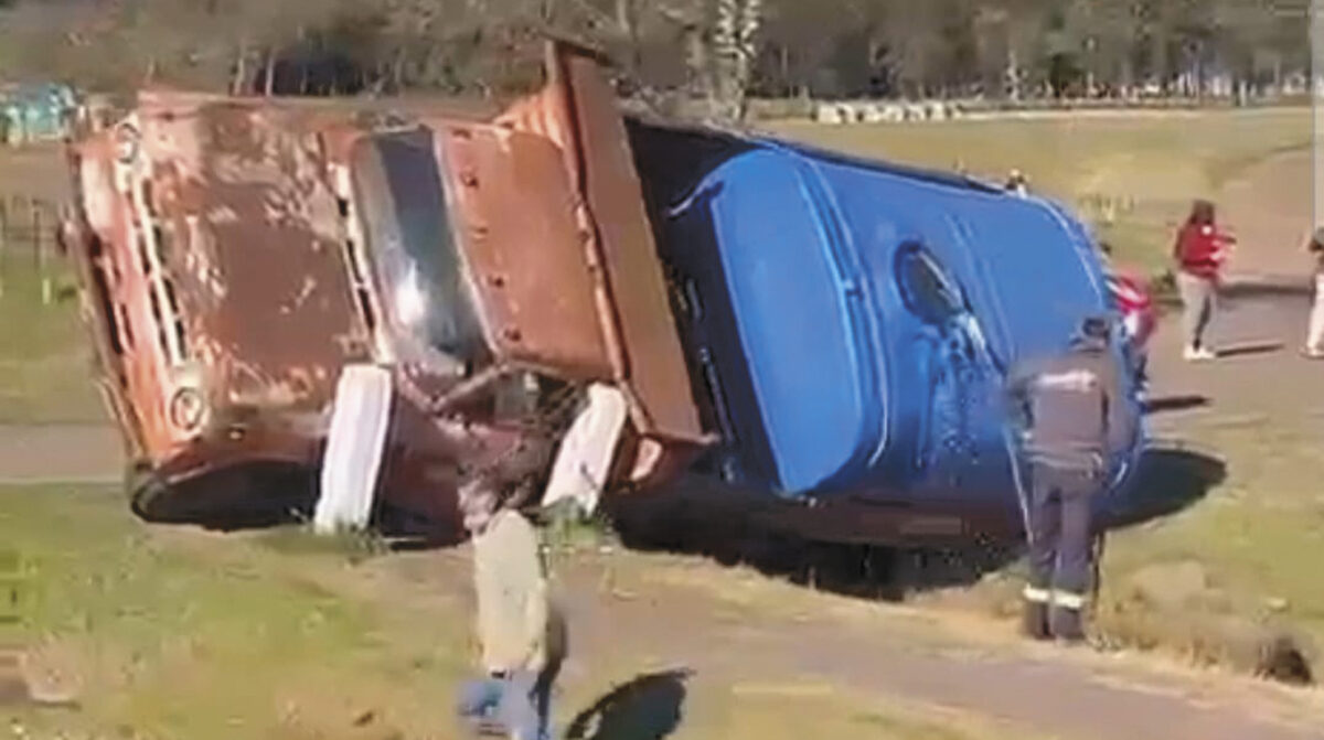 Camión cargado de agua quedó con una rueda dentro de una alcantarilla
