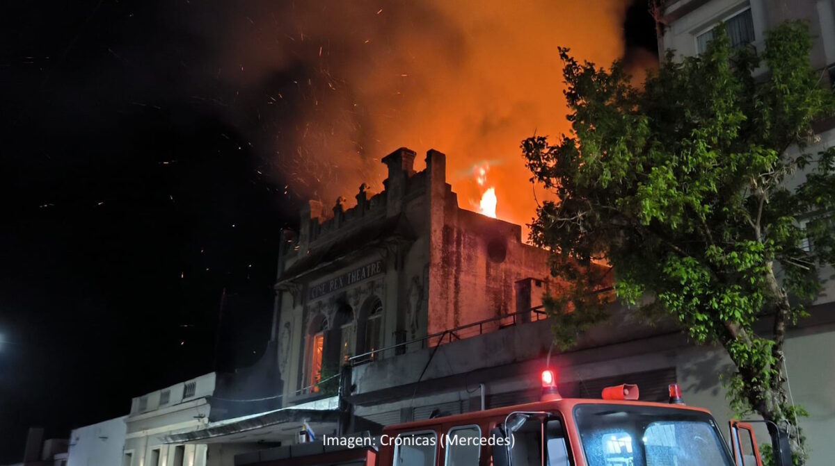 Voraz incendio destruyó el ex Cine Rex de Mercedes, ocupado por personas sin hogar