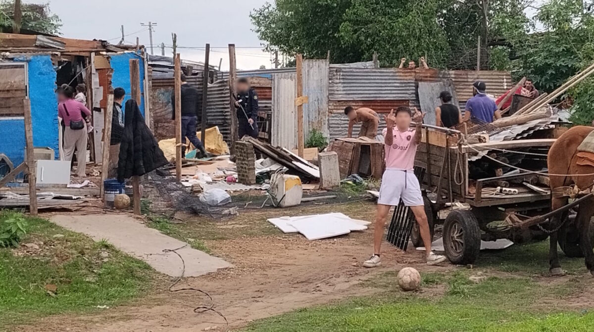 Incidentes durante desalojo y demolición de vivienda en zona inundable