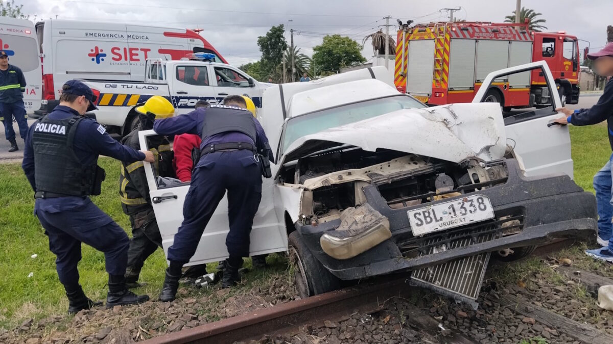Camioneta despistó, volcó y terminó sobre la vía férrea