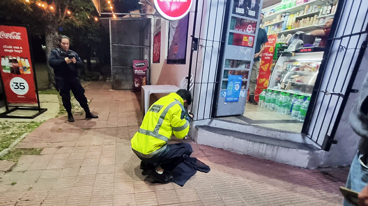Delincuente intentó rapiñar un minimercado y efectuó un disparo que rozó a un trabajador