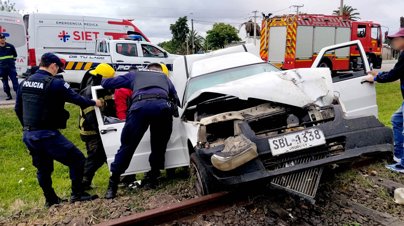Camioneta despistó, volcó y terminó sobre la vía férrea tras descompensación de su conductora