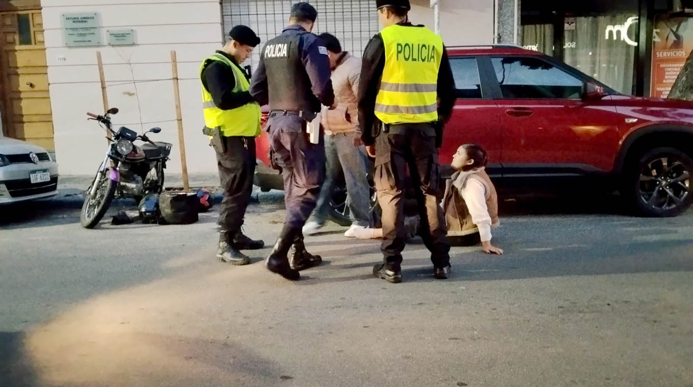 Embistió camioneta estacionada