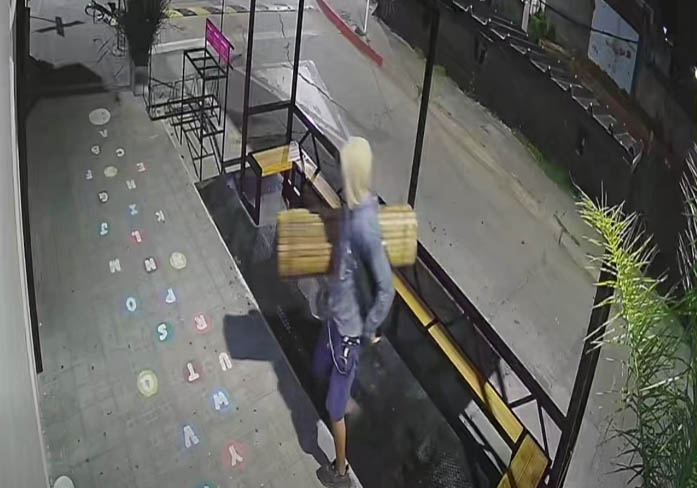 Robó dos persianas de madera de heladería céntrica y quedó registrado por las cámaras